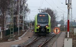 Die-Weiche-ist-schon-da-Abzweig-in-Wrist-in-Richtung-Kellinghusen.jpg Die-Weiche-ist-schon-da-Abzweig-in-Wrist-in-Richtung-Kellinghusen.jpg