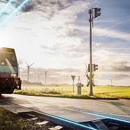 Bild der Marschbahn mit visualisierten Oberleitungen