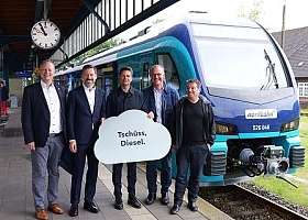 P1002011 Gruppe vor Zug v2