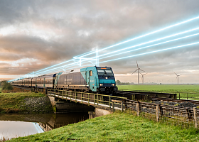 Stilisierte Oberleitung über einem Zug auf der Marshcbahnstrecke