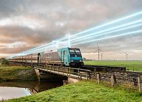 Zug auf Gleisen mit visualisierten Oberleitungen