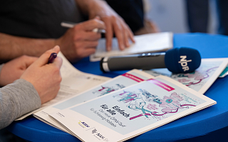 Jemand blättert in der Broschüre zum Tarufentwicklungsplan