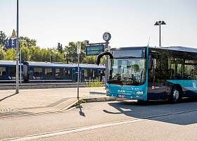 Bus und Zug im NAH.SH-Design
