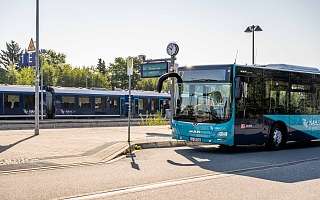 Bus und Zug im NAH.SH-Design