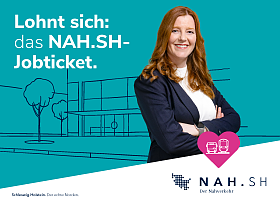 Anzeigenmotiv zum NAH.SH-Jobticket: Eine Frau mit der Überschrift "Lohnt sich: das NAH.SH-Jobticket."