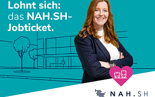 Lohnt sich: das NAH.SH-Jobticket. Anzeigenmotiv zum NAH.SH-Jobticket: Eine Frau mit der Überschrift "Lohnt sich: das NAH.SH-Jobticket."