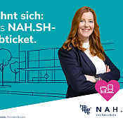 Anzeigenmotiv zum NAH.SH-Jobticket: Eine Frau mit der Überschrift "Lohnt sich: das NAH.SH-Jobticket."