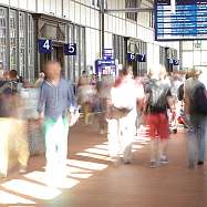 Fahrgäste im Bahnhof Lübeck